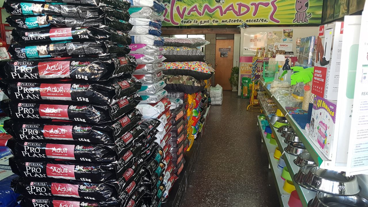 Interior de SELVAMADRE con los productos en exhibición