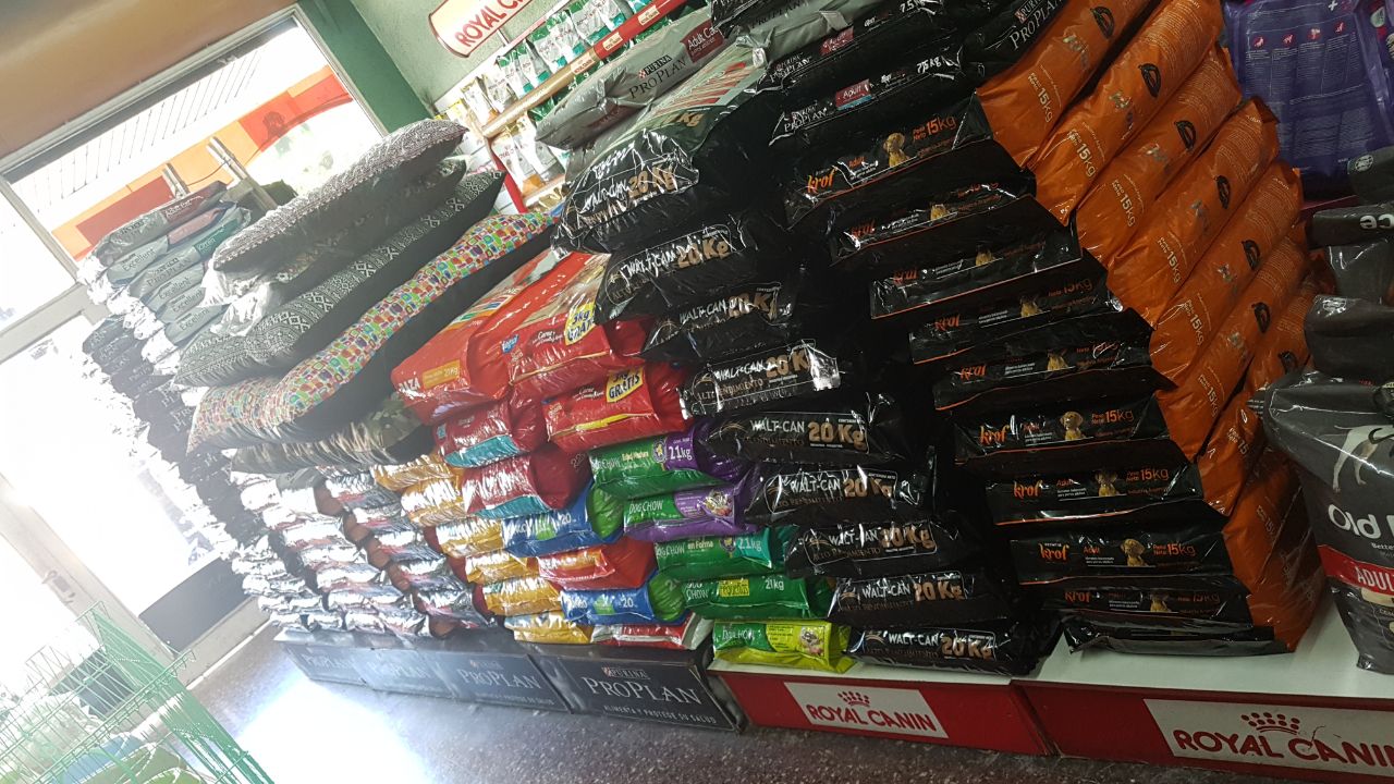 Estantería de alimento balanceado en SELVAMADRE
